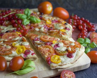Tomaten-Johannisbeer-Pizza mit Cashew-Creme
