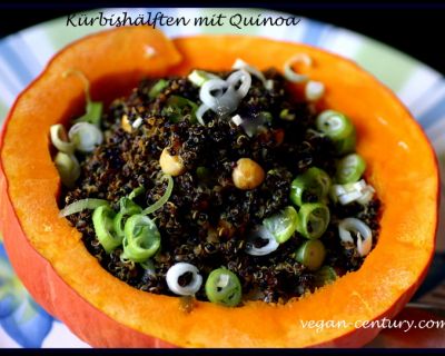 Kürbishälften mit schwarzem Quinoa