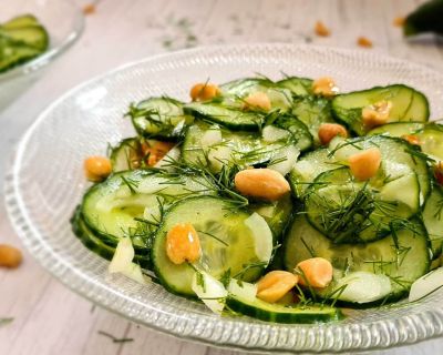 Gurkensalat mit frischem Dill und Erdnüssen