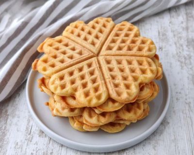 Vegane Waffeln mit Öl und Mineralwasser