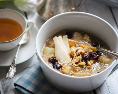 Birnen-Amaranth Porridge mit Walnüssen & Cranberries