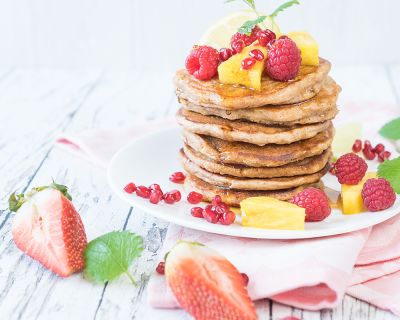 Apfel-Vollkorn-Pancakes mit Obst & Ahornsirup (zuckerfrei, vollwert)