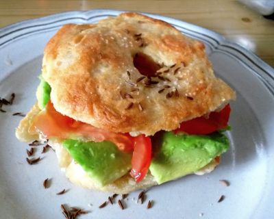 Vegane Bagels mit Sonnenblumenkernen, Amaranth und Mohn.