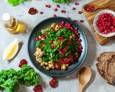 Veganer Grünkohl mit Kichererbsen und Granatapfel