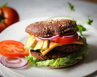 Schwarze Bohnen-Tofu Burger (und wie man vegane Käse-Scheibletten selbst macht!)