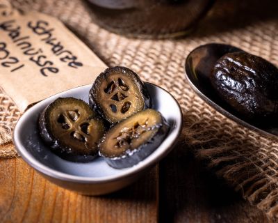 Schwarze Nüsse – eine Delikatesse aus grünen Walnüssen