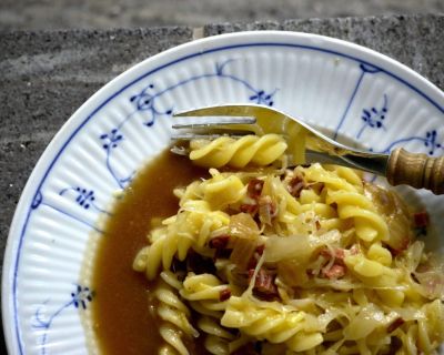 Vegane Sauerkraut-Speck-Käse-Nudeln mit Bratensoße