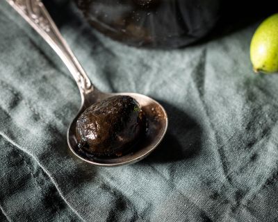 Süß-saure Schwarze Nüsse – aus grünen Walnüssen