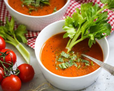 Schnelle, fruchtige Tomaten-Sellerie-Suppe