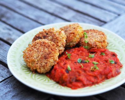 Zucchinireisküchlein an Paprika-Tomatensauce