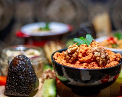 Muhammara, ein Walnuss-Paprika-Dip aus der Levante Küche