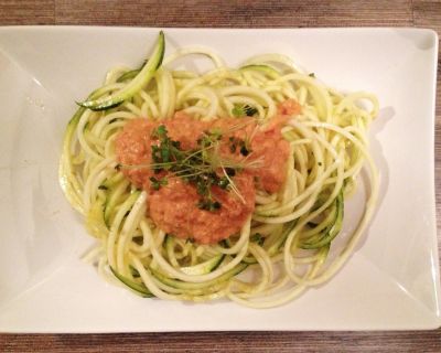 Zucchinispaghetti mit einer mediterranen Sauce vegan