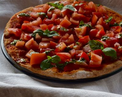 Pizzabrot mit frischen Tomaten und Pesto Topping