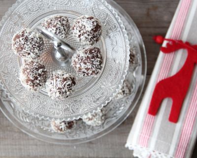 Schoko-Hafer-Kugeln mit Kokosflocken & Weihnachtsgewürzen