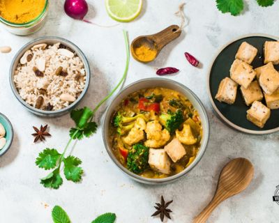 Veganes Gemüsecurry mit gebratenem Tofu