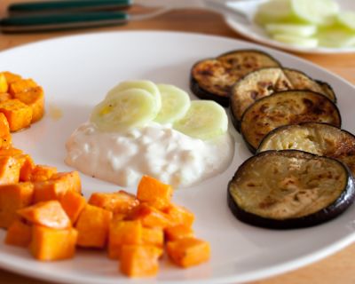 Gebratene Auberginen mit Süßkartoffelwürfeln und Tsatsiki