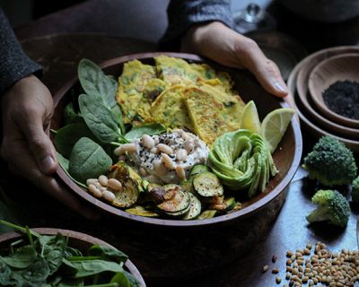 Farinata-Bowl mit Bohnenmus, frischem Spinat, gebratenem Gemüse und Avocado