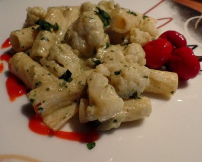 Rigatoni mit Blumenkohl und Zucchinisoße