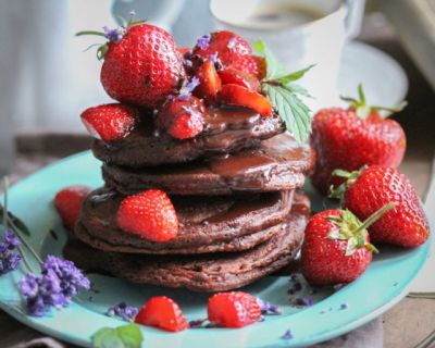 Schnelle, glutenfreie Schoko-Pancakes mit Erdbeeren