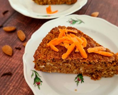 Gesunder, veganer Karottenkuchen mit Mandeln