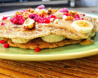 Buchweizen Pfannkuchen mit Erdnuss-Sauce und Bananen