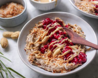 Buchweizen Smoothie-Bowl mit warmen Himbeeren und Erdnussmus