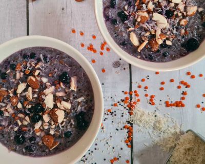 Quinoa-Linsen-Schale mit Heidelbeeren — sehr proteinreich