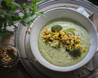 Brokkoli-Minz-Suppe mit geröstetem Mais und Pinienkernen