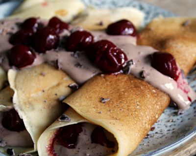 Lecker gefüllte Crêpes mit Schokoquark und Kirschen