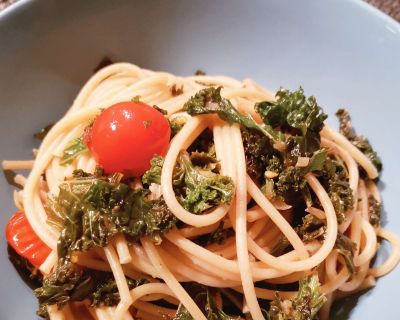 Grünkohl und Tomaten Spaghetti