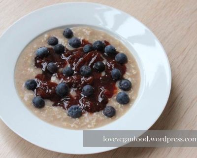 Feines Zwetschgen-Zimt-Porridge mit frischen Heidelbeeren