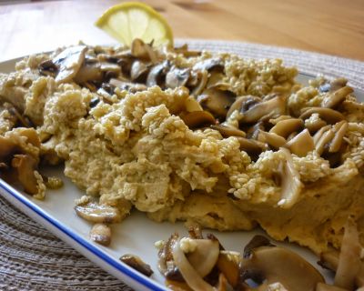 Hummus mit Sesamtopping und gebratenen Champignons