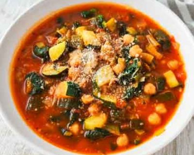 Veganer Gemüseeintopf mit Kichererbsen, Zucchini und Spinat