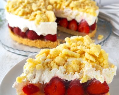 Einfache vegane Erdbeertorte mit Streuseln