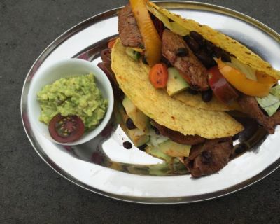 Tacos mit Soja-Fleisch, schwarzen Bohnen und Avocado-Dip