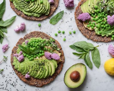 Blumenkohlpizzen mit Hummus und Avocado