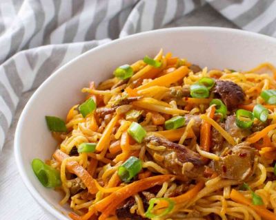 Gebratene Mie Nudeln mit veganem Hähnchen