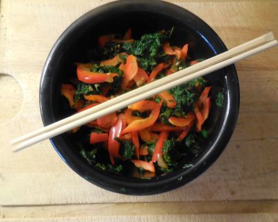 Veganer koreanisch angehauchter Spinat-Paprika-Sesam-Salat (für die Bentobox)