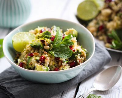 Avocado-Dattel-Couscous mit Nüssen, Granatapfelkernen & Minze