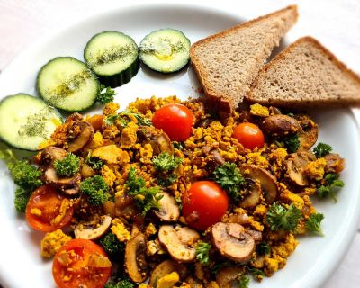 Veganes Rührei mit Champignons und Cherrytomaten