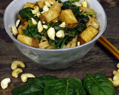 Räuchertofu mit Spinat Satésoße auf Reisnudeln