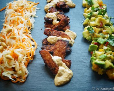 Saté Tempeh mit asiatischem Kohlsalat und marinierter Avocado