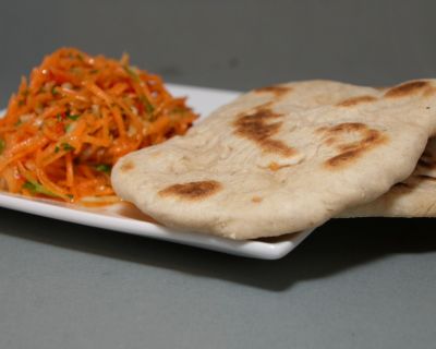 Möhren-Fenchel-Salat mit Fladenbrot aus der Pfanne