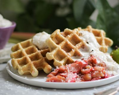 Waffeln mit gebackenem Rhabarber & Kokossahne