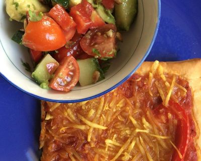 Vegane Pizza mit Tomaten-Avocado-Salat