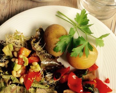 Kartoffeln mit Avocado/Paprika-Salat, gebratenen Champignons und gerösteten Zedernnüssen