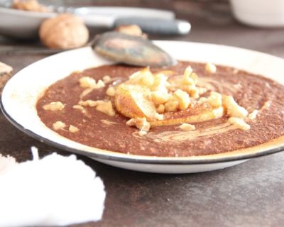 Schoko-Porridge aus Buchweizenflocken mit Walnusskernen & Birne