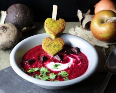 Rote Beete Apfel Suppe mit heller Creme, Koriander und grünen Polentaherzen