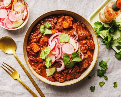 Veganes Süßkartoffel-Chili mit Kidneybohnen & Pickle-Topping