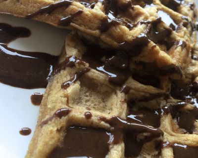 Waffeln mit heißer Schokosauce